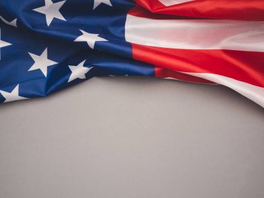 Gri arka planda Amerikan bayrağına yakın plan. Mesaj için yer var. Yakın plan fotoğraf.