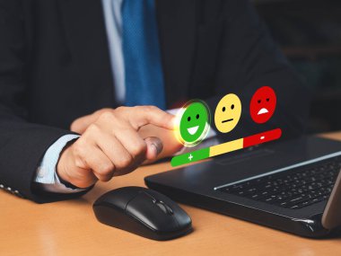 Pozitif geri bildirim konsepti. Sanal ekranda anket, anket ya da müşteri memnuniyeti araştırmasında yeşil bir ruh hali ikonu değerlendirmesi seçmek. Üzgün ve mutlu ruh hali simgeleri. Geribildirim duygu ölçeği