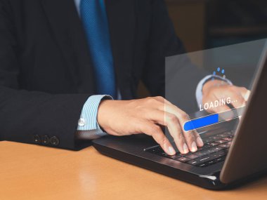 İşadamı sanal ekrana veri yüklemek ve işlemek için bir dizüstü bilgisayar kullanır. Yazılım yükleme çubuğu. Veri yönetim sistemi. Belge yönetim sistemi