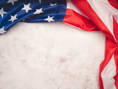 Fotokopi alanı olan çimento arka planda Amerikan bayrağı. Üst Manzara. Yakın plan fotoğraf.