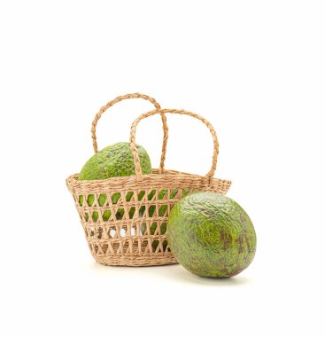 Beyaz arka planda bir sepet avokado. Yan görüş. Mesaj için yer var. Sağlıklı meyve kavramı