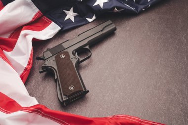 Amerikan bayrağının bir parçası. Arka planında bir tabanca var. Mesaj için yer var. Üst görünüm