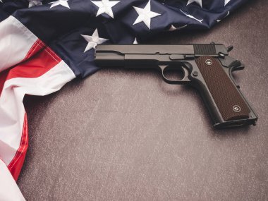 Amerikan bayrağının bir parçası. Arka planında bir tabanca var. Mesaj için yer var. Üst görünüm