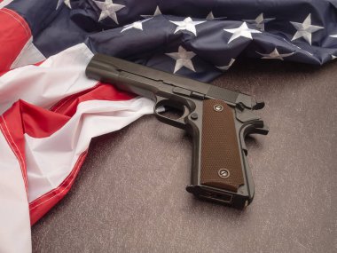 Amerikan bayrağının bir parçası. Arka planında bir tabanca var. Mesaj için yer var. Üst görünüm