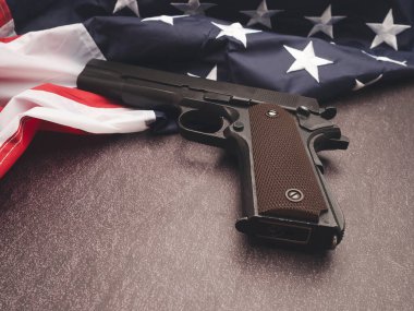 Amerikan bayrağının bir parçası. Arka planında bir tabanca var. Mesaj için yer var. Üst görünüm