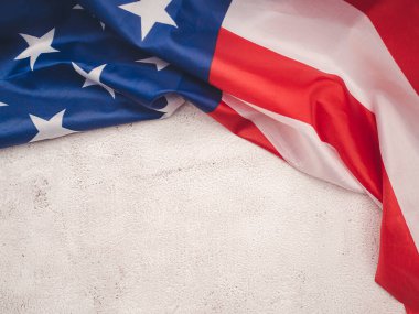Amerikan bayrağı çimento zemin üzerinde. Mesaj için yer var. Yakın plan fotoğraf.