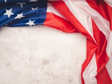 Amerikan bayrağı çimento zemin üzerinde. Mesaj için yer var. Yakın plan fotoğraf. 4 Temmuz. Amerikan Ulusal Günü 'nü kutlayın. İşçi Bayramı. Bağımsızlık Günü. Anma Günü