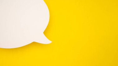 Sarı arka planda boş bir beyaz konuşma balonu parçası. Konuşma balonu konsepti. Mesaj için yer var. Üst görünüm