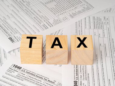 Tahta küplerin üzerindeki vergi kelimeleri. Vergi formları ve hesaplamalarında yardım. İş, finans, kredi, gelir, tasarruf, yatırım, takas, vergi kavramı