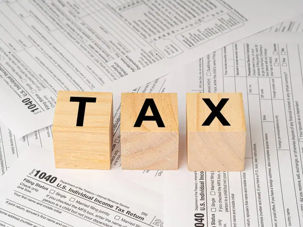 Tahta küplerin üzerindeki vergi kelimeleri. Vergi formları ve hesaplamalarında yardım. İş, finans, kredi, gelir, tasarruf, yatırım, takas, vergi kavramı