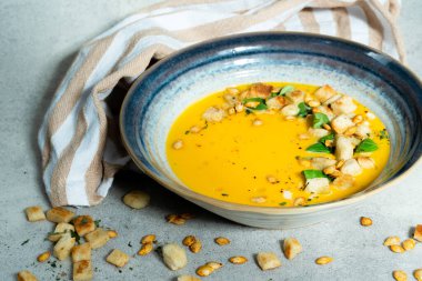 sağlıklı taze kremalı balkabağı çorbası kompozisyonu