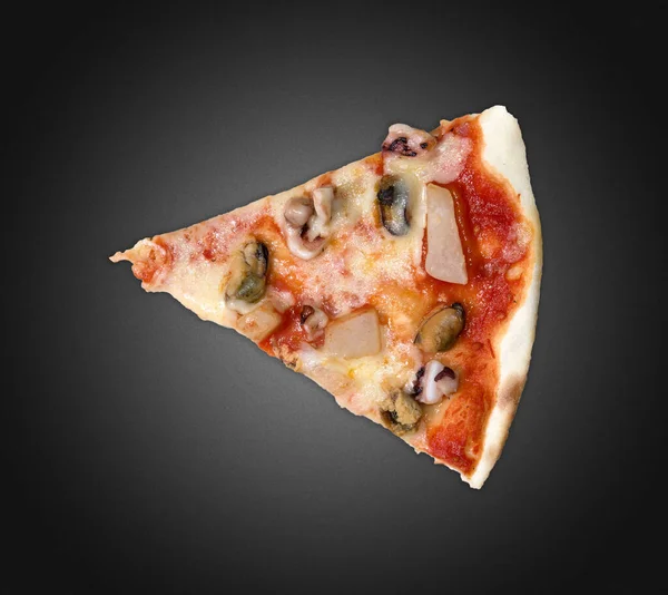 어두운 맛있는 피자가 있습니다 — 스톡 사진