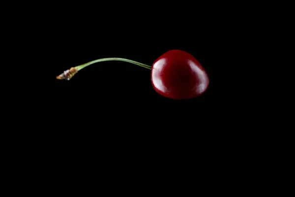 红色樱桃 白色背景 有倒影 黑色背景上的新鲜樱桃 — 图库照片