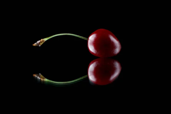 红色樱桃 白色背景 有倒影 黑色背景上的新鲜樱桃 — 图库照片