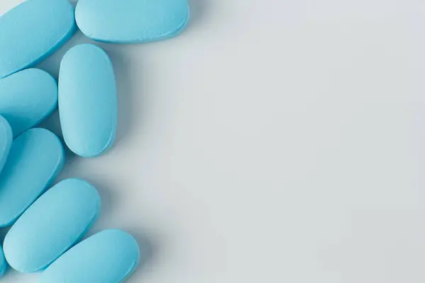 Niebieskie Tabletki Jasnym Tle Witaminy Leki — Zdjęcie stockowe