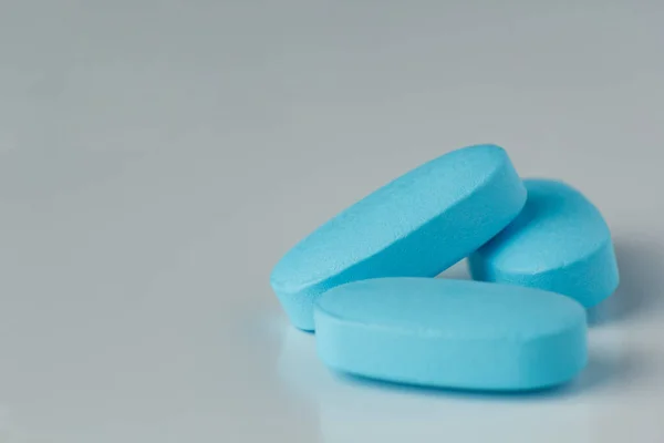 Kék Tabletta Világos Háttérrel Vitaminok Gyógyszerek — Stock Fotó