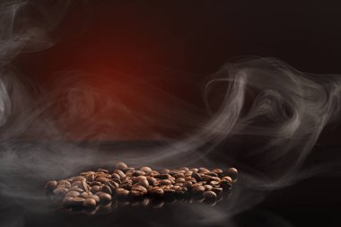 Arka planda kırmızı ışıklı kahve çekirdekleri bir kahve dükkanı için yakın plan kahve çekirdekleri..