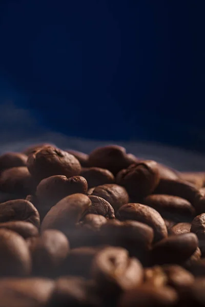 Coffee Beans Dark Background Blue Highlight Background Coffee Beans Close — Stock Photo, Image