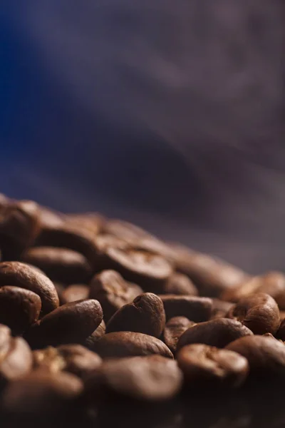 Coffee Beans Dark Background Blue Highlight Background Coffee Beans Close — Stock Photo, Image