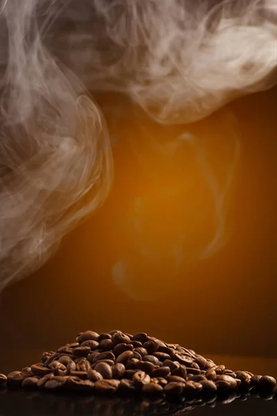Kaffeebohnen Auf Dunklem Hintergrund Mit Einem Gelben Akzent Auf Dem — Stockfoto