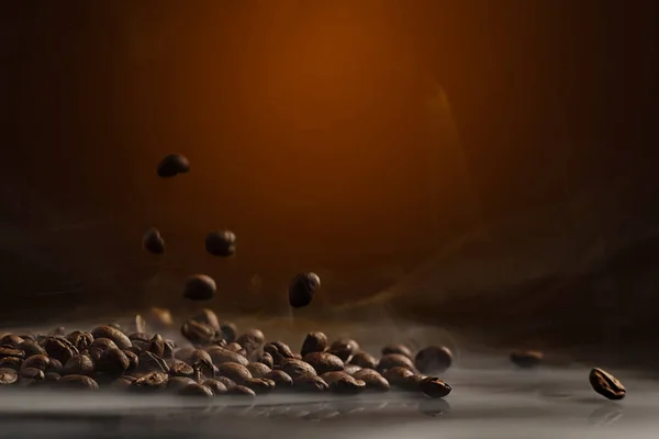 背景に黄色のハイライトの濃い背景のコーヒー豆コーヒーショップのためのコーヒー豆のクローズアップ — ストック写真