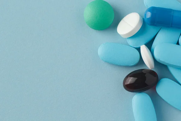 Várias Pílulas Fundo Azul Vitaminas Medicina — Fotografia de Stock