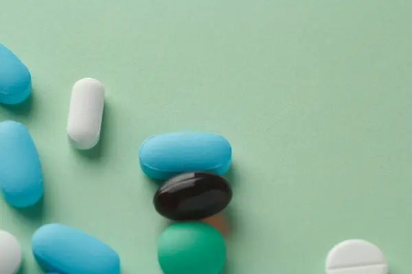 Különböző Tabletták Világoszöld Háttér Vitaminok Gyógyszer — Stock Fotó