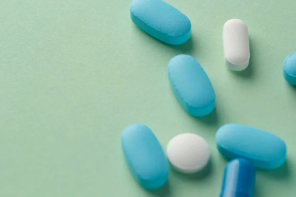 Várias Pílulas Fundo Verde Claro Vitaminas Medicamentos — Fotografia de Stock
