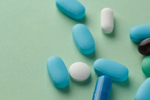 Különböző Tabletták Világoszöld Háttér Vitaminok Gyógyszer — Stock Fotó