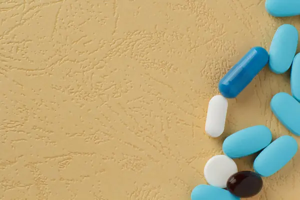 Különböző Tabletták Sárga Alapon Vitaminok Gyógyszerek — Stock Fotó