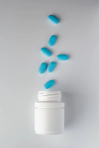 Butelka Tabletkami Której Wlatują Tabletki — Zdjęcie stockowe