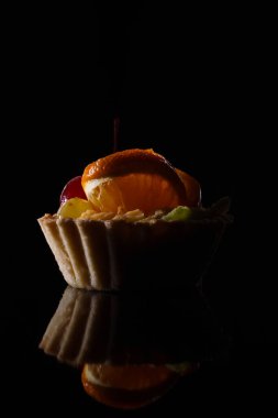 Kirazlı, kivili ve portakallı lezzetli pasta..