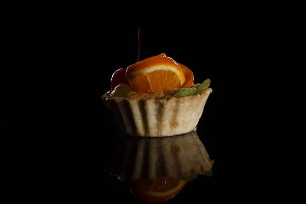 stock image Delicious cake with cherries, kiwi and oranges.