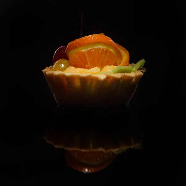 Bolo Delicioso Com Cerejas Kiwi Laranjas — Fotografia de Stock