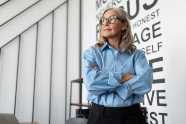 İş kadını dikkatle yan tarafa bakıyor. Ofiste..