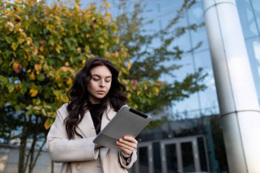 Çok başarılı bir iş adamı, tabletle uzaktan yakından ilgilenir..