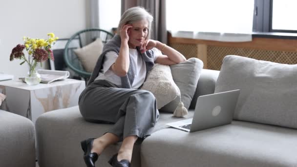 Mulher Sentada Sofá Ambiente Acolhedor Casa Assistindo Vídeo Engraçado Laptop — Vídeo de Stock