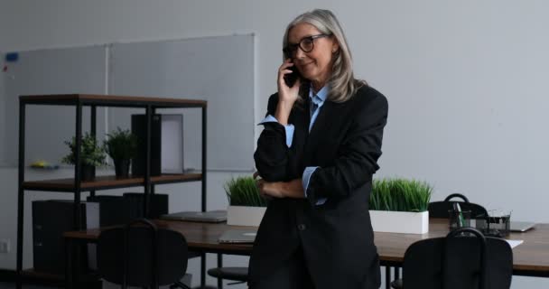 Şık Bir Ofisin Ortasında Cep Telefonuyla Konuşan Başarılı Bir Kadını — Stok video