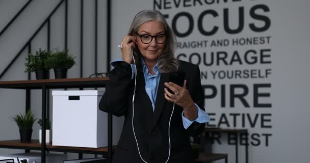 Başarılı Bir Kadını Dinleme Cihazı Kullanarak Cep Telefonuyla Konuşuyor — Stok video