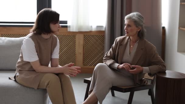 在心理治疗师招待会上的女人和别人分享她的生活问题坐在沙发上 — 图库视频影像