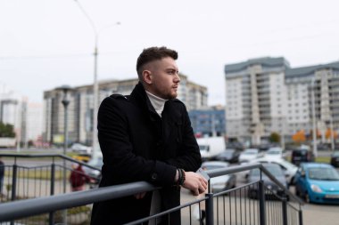 Düşünceli adam dışarıda bir toplantı bekliyor..