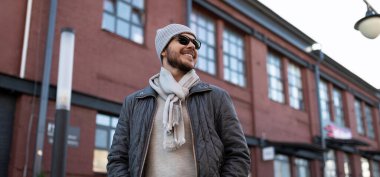 Yüzünde kocaman bir gülümsemeyle başarılı bir genç adam..