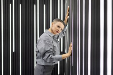 Şık ofis içinde başarılı bir Kafkasyalı yetişkin iş kadını..