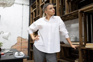 Ofiste günlük giysiler içinde beyaz bir iş kadını..