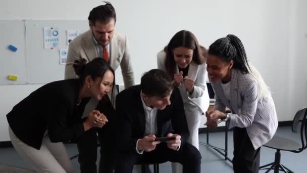 Tým Zaměstnanců Kanceláři Fandí Kolegovi Který Hraje Počítačovou Hru Mobilním — Stock video