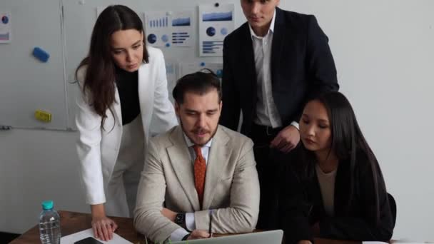 Çok Uluslu Bir Şirketin Proje Stratejisi Ofisindeki Meslektaşlarıyla Beyin Fırtınası — Stok video
