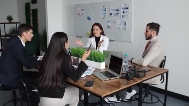 ビジネス異性多国籍の同僚のスタイリッシュなオフィスでのビジネスミーティングとプロジェクトのブレインストーミングとディスカッション — ストック動画