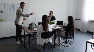 Karizmatik erkek işadamı, iş dünyasının yararları ve başarılı bir iş stratejisi hakkında bir toplantı ve proje hakkında görüşmeler yapıyor..