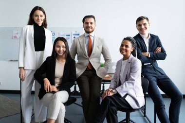 İş yerindeki eğlenceli genç çalışanlar grubu.