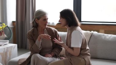 Yetişkin bir kız, yaşlı bir anneden tavsiye ister, özel hayatını ve iş sorunlarını tartışır..